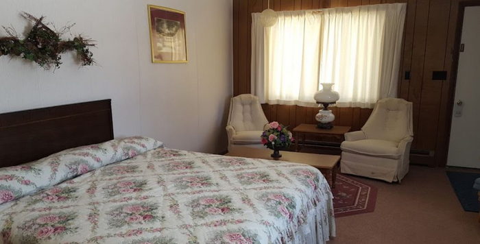 Hubbard Lake Motel - Web Listing (newer photo)